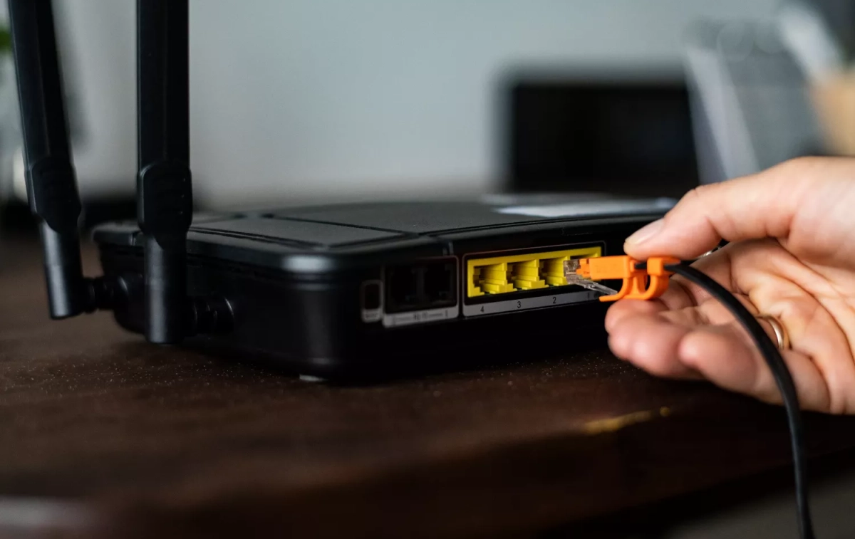 Una persona conecta un cable en su 'router' para mejorar el Wi-Fi / FREEPIK - @rawpixel.com Una persona conecta un cable en su 'router' para mejorar el Wi-Fi / FREEPIK - @rawpixel.com