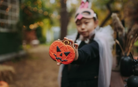 Una niña con un disfraz y una calabaza de Halloween / PEXELS Una niña con un disfraz y una calabaza de Halloween / PEXELS