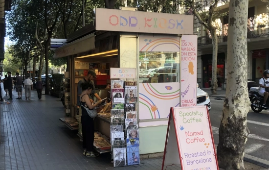 Varias personas echan un vistazo a las revistas de arquitectura y diseño / CG Varias personas echan un vistazo a las revistas de arquitectura y diseño / CG