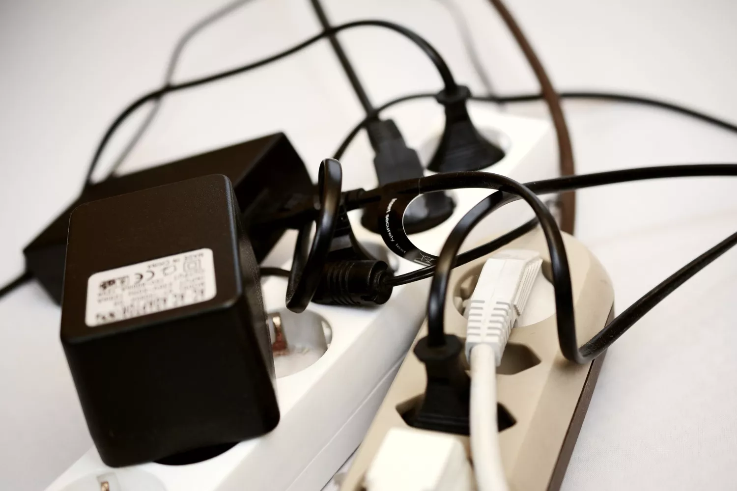 Estos aparatos sustituyen a las regletas convencionales y son la mejor  forma de tener tus cables organizados