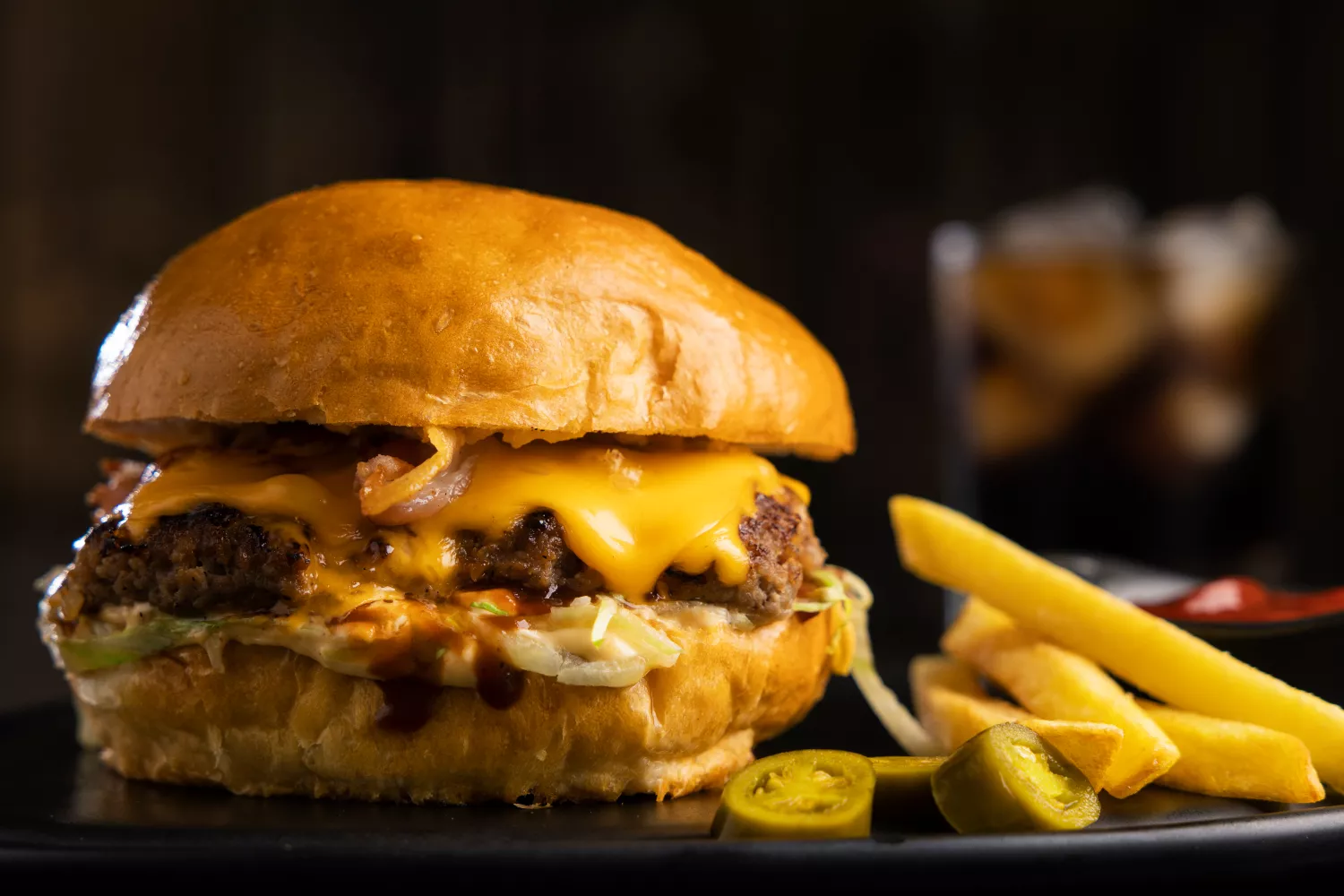 Hamburguesa con patatas fritas, una de las comidas que más engordan / FREEPIK