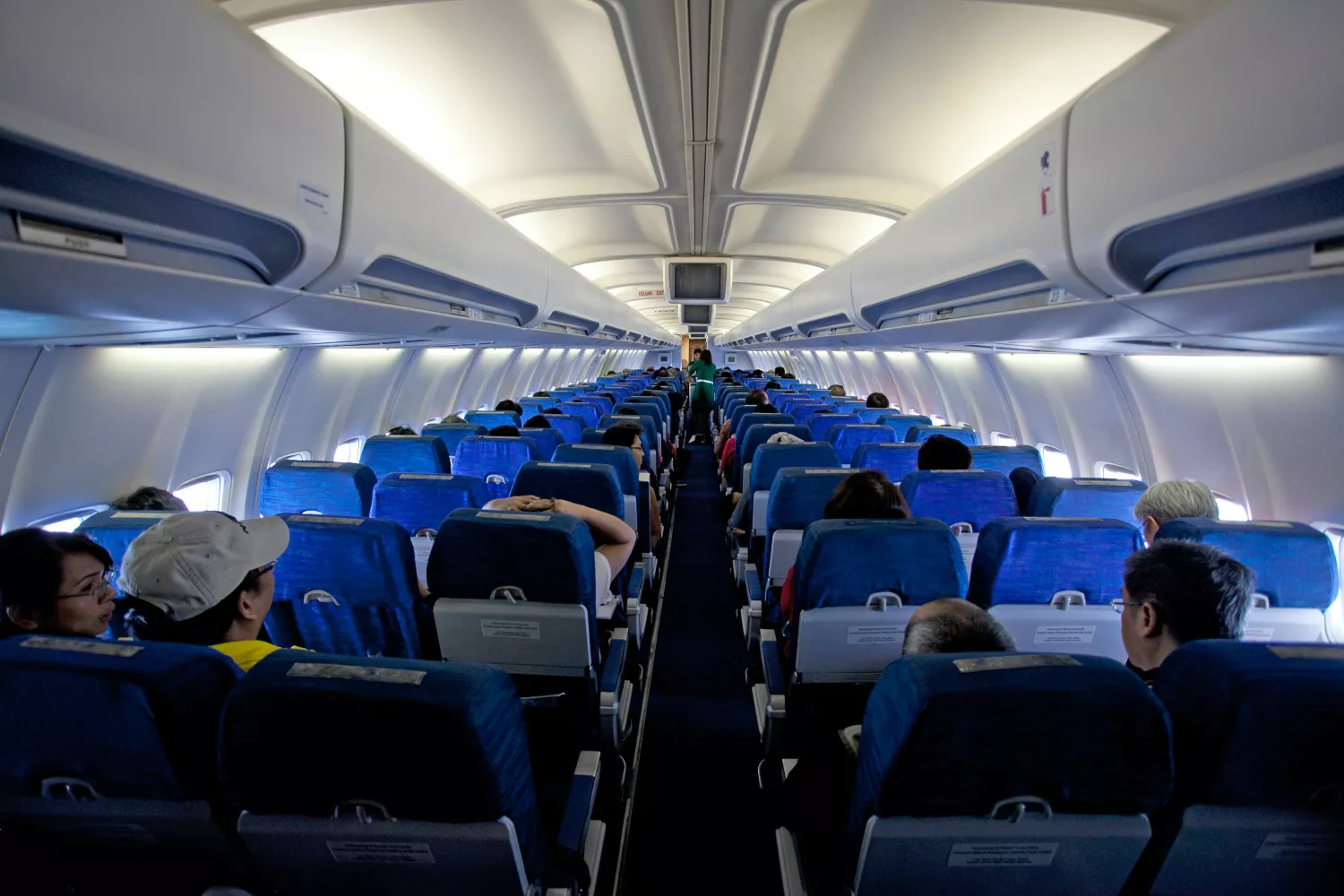 Pasajeros en los asientos de un avión / PEXELS