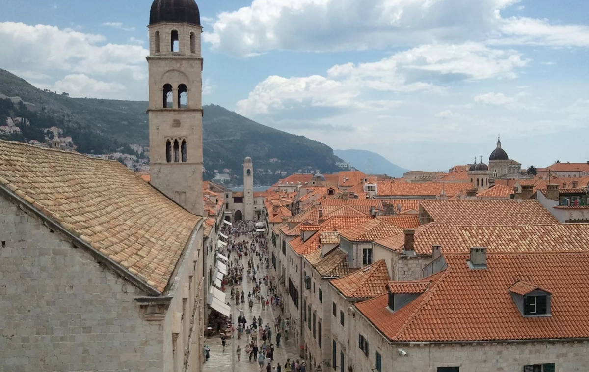 Una calle de Dubrovnik atestada de turistas / PIXABAY
