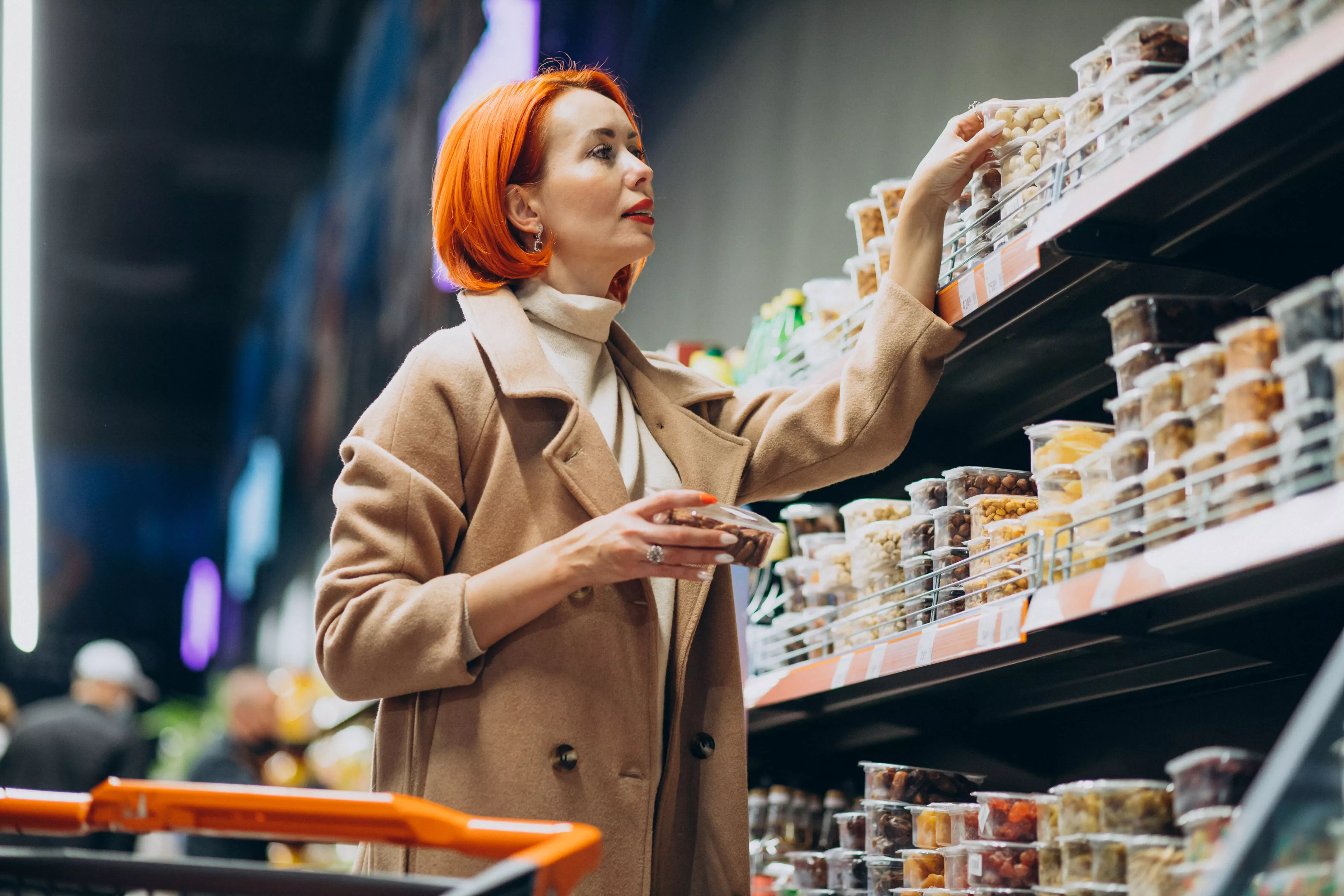 Una mujer comprueba en el supermercado el encarecimiento del arroz y las mermeladas / FREEPIK - @senivpetro