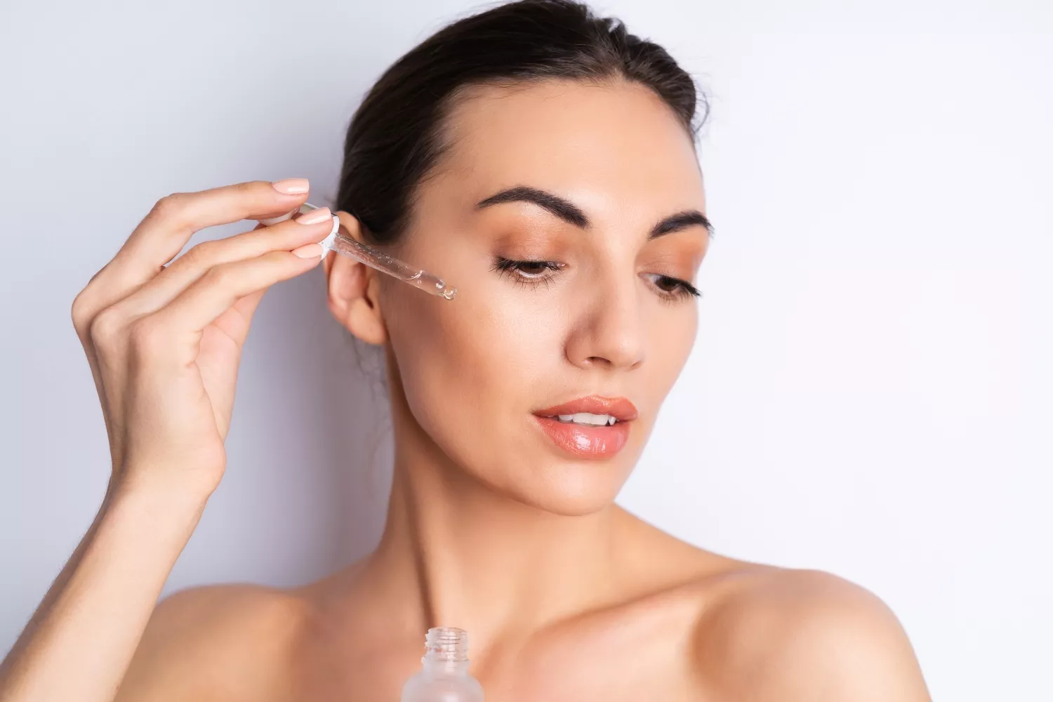 Una chica se aplica sérum con vitamina C / FREEPIK Una chica se aplica sérum con vitamina C / FREEPIK