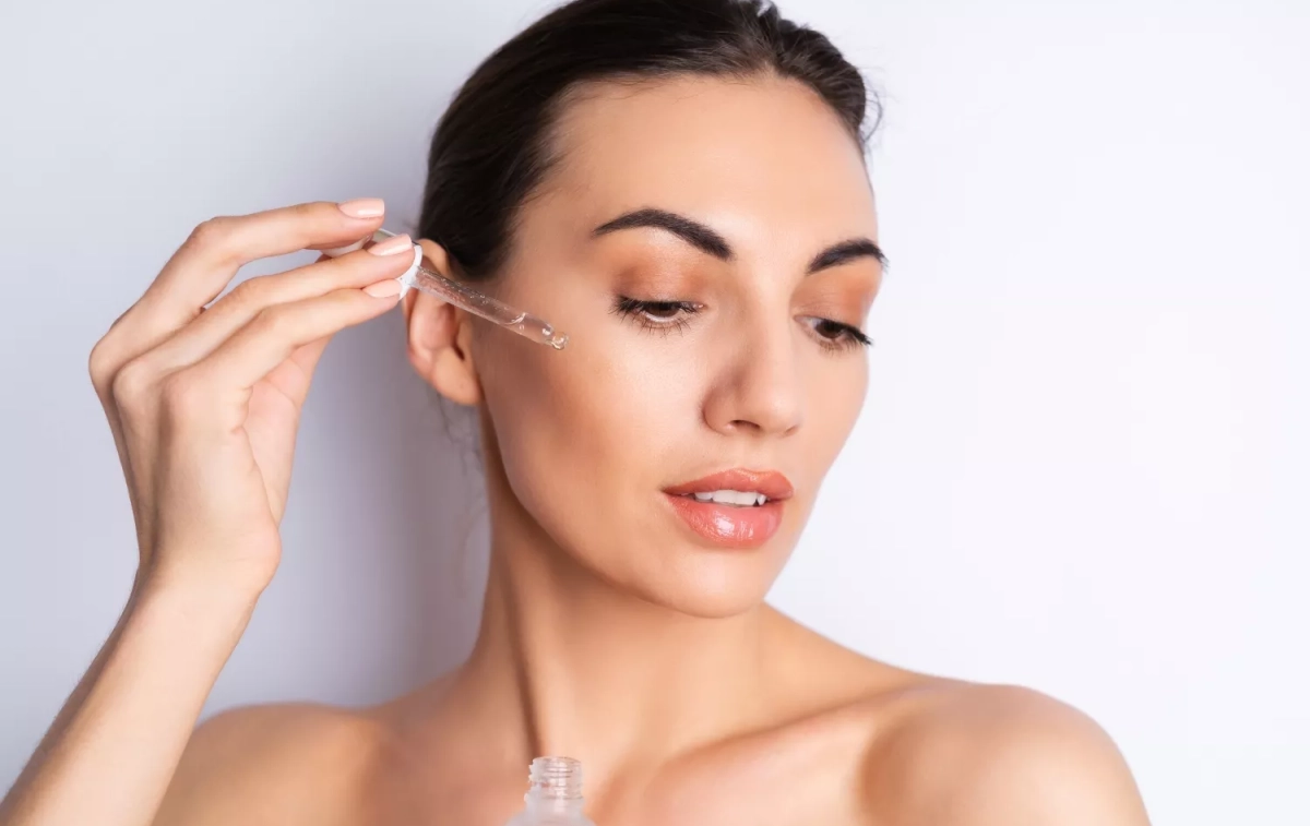 Una chica se aplica un sérum con vitamina C / FREEPIK Una chica se aplica un sérum con vitamina C / FREEPIK