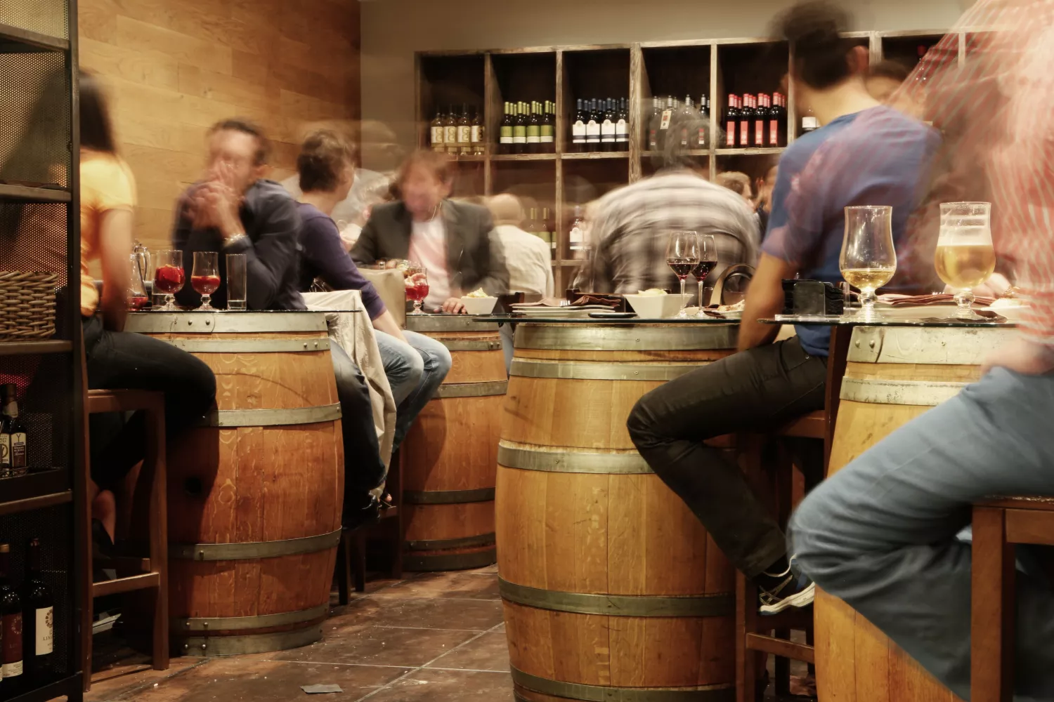 Varias personas comen y beben en un bar-restaurante / PEXELS Varias personas comen y beben en un bar-restaurante / PEXELS