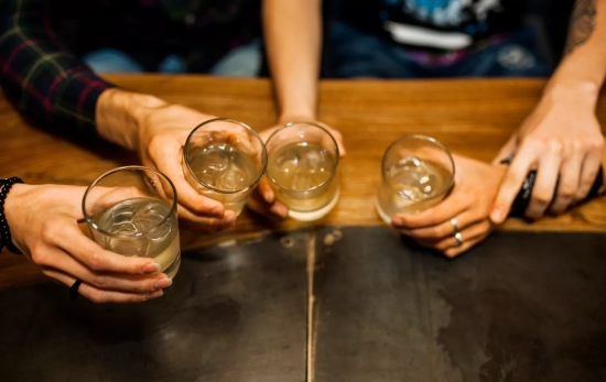 Un grupo de gente bebe alcohol en una fiesta / FREEPIK Un grupo de gente bebe alcohol en una fiesta / FREEPIK