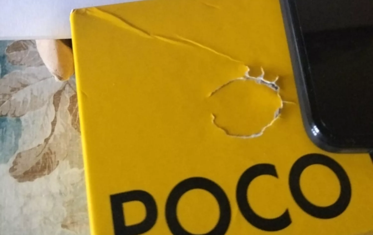 La caja golpeada en la que vino el móvil de Amazon / CEDIDA