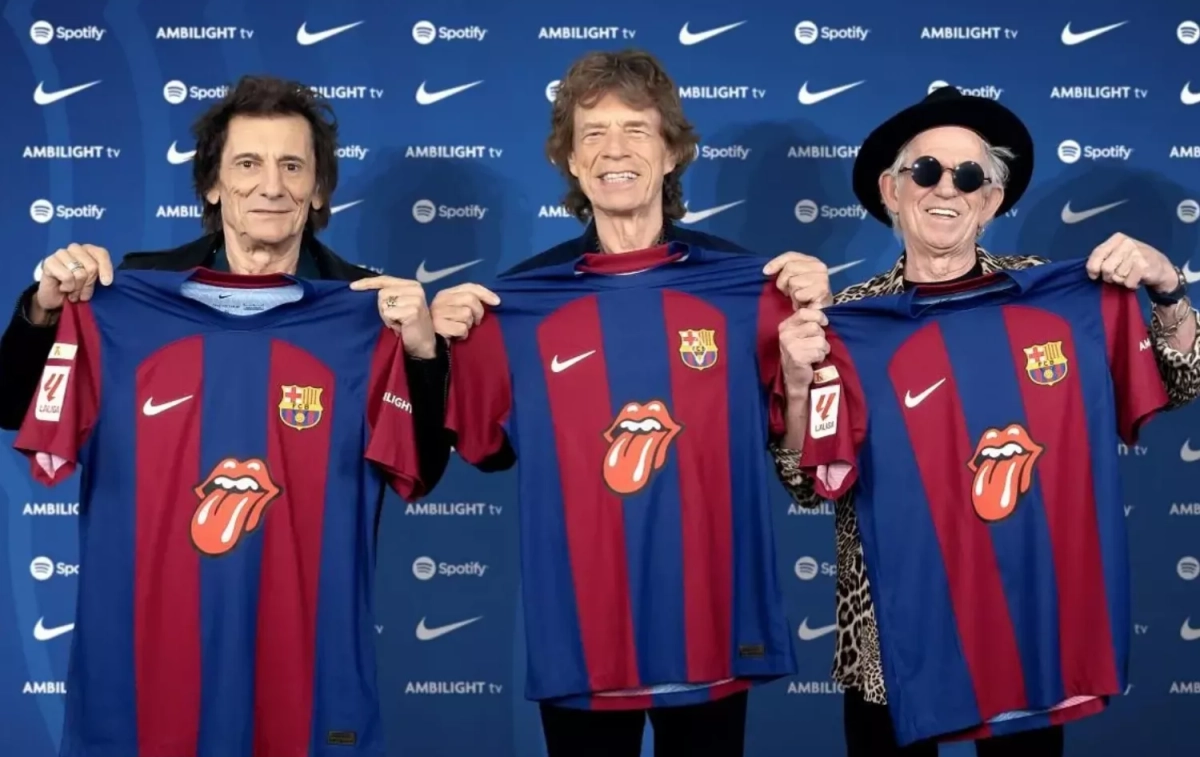 Keith Richards, Mick Jagger y Ronnie Wood con las nuevas camisetas del Barça y el logo de los Rolling Stones / FC BARCELONA
