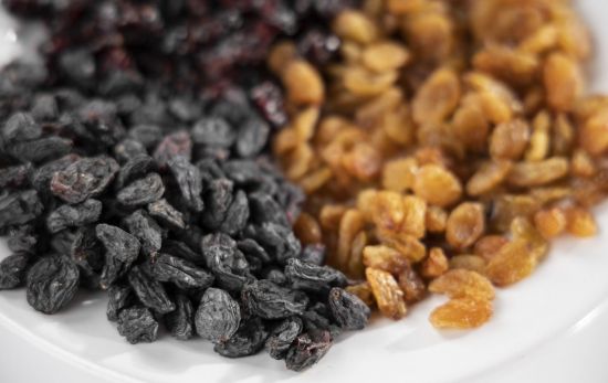 Varias pasas en un plato / FREEPIK Varias pasas en un plato / FREEPIK