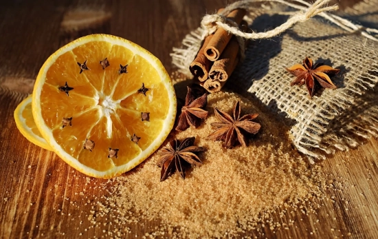 Azúcar moreno sobre una superficie de madera / PIXABAY