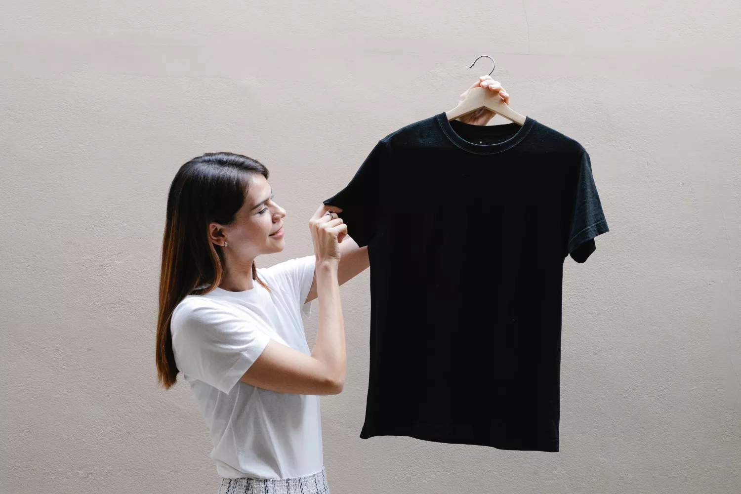 Una camiseta queda sin arrugas tras usar el spray de planchado de Mercadona / PEXELS Una camiseta queda sin arrugas tras usar el spray de planchado de Mercadona / PEXELS