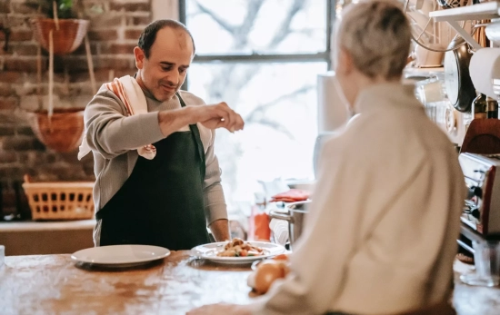 Una persona pone sal a la comida / PEXELS Una persona pone sal a la comida / PEXELS