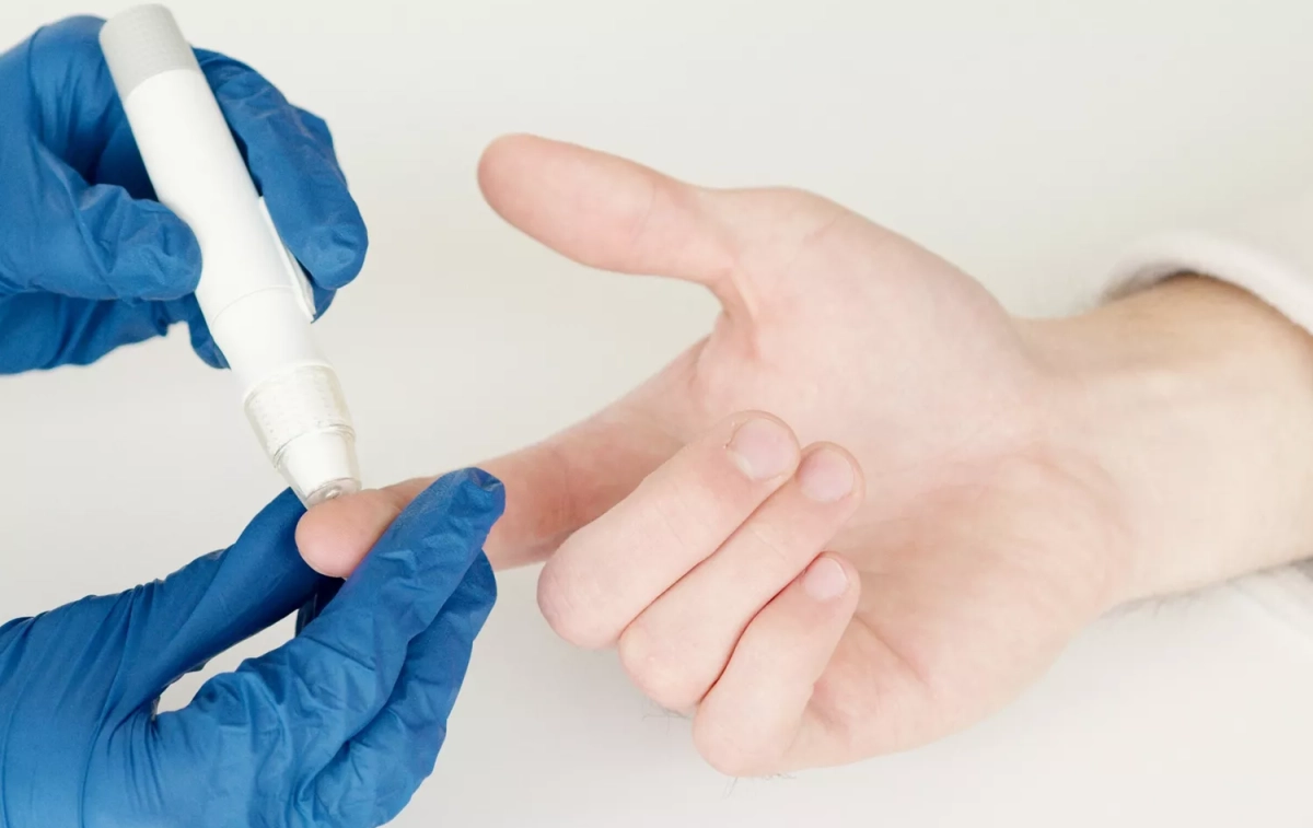 Un enfermero pincha a un paciente con diabetes / PEXELS Un enfermero pincha a un paciente con diabetes / PEXELS