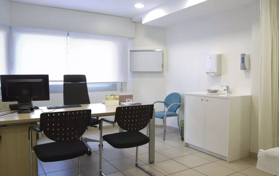Una sala de consulta del Hospital Universitario Ruber Juan Bravo / GRUPO QUIRÓNSALUD Una sala de consulta del Hospital Universitario Ruber Juan Bravo / GRUPO QUIRÓNSALUD
