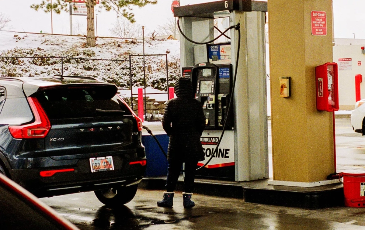 Un hombre reposta en una gasolinera / PEXELS
