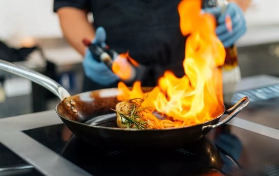 Una sartén en llamas en una cocina / FREEPIK Una sartén en llamas en una cocina / FREEPIK