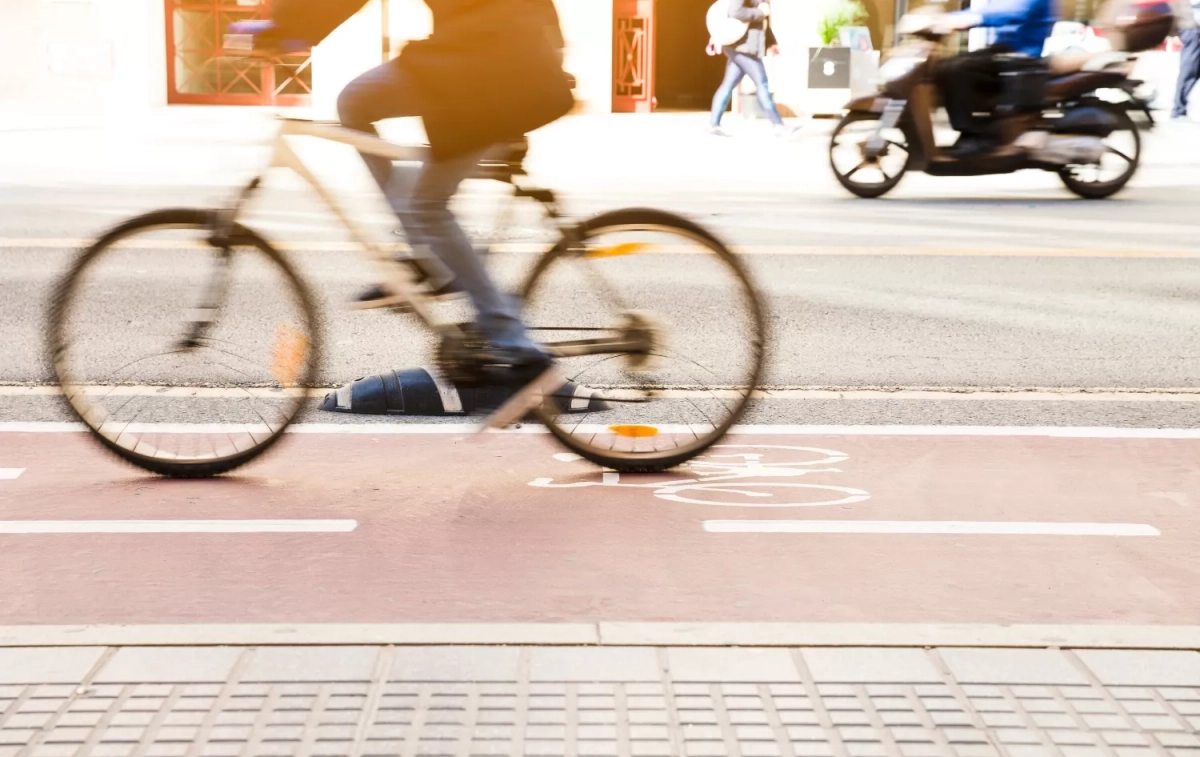 Un ciclista circula en un carril bici / FREEPIK
