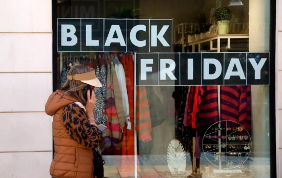 Un escaparate de una tienda anuncia ofertas para el Black Friday / EP Un escaparate de una tienda anuncia ofertas para el Black Friday / EP