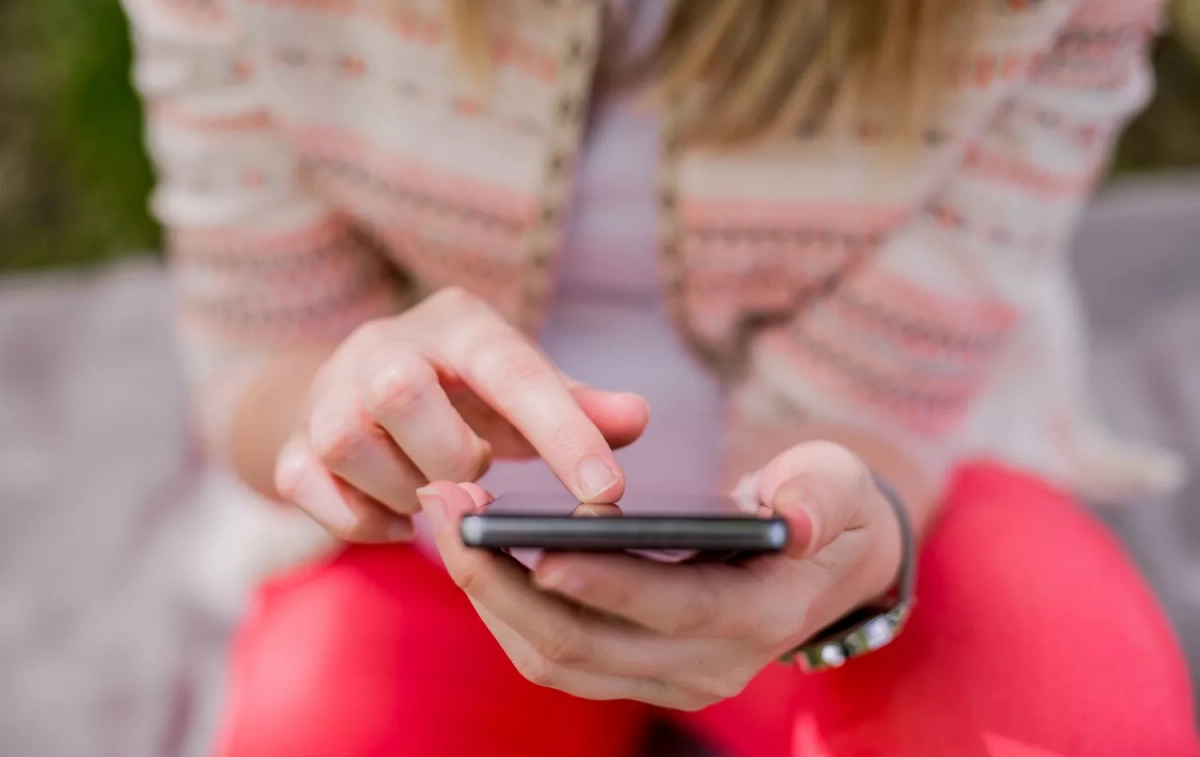 Una mujer escribe un mensaje en WhatsApp / FREEPIK Una mujer escribe un mensaje en WhatsApp / FREEPIK