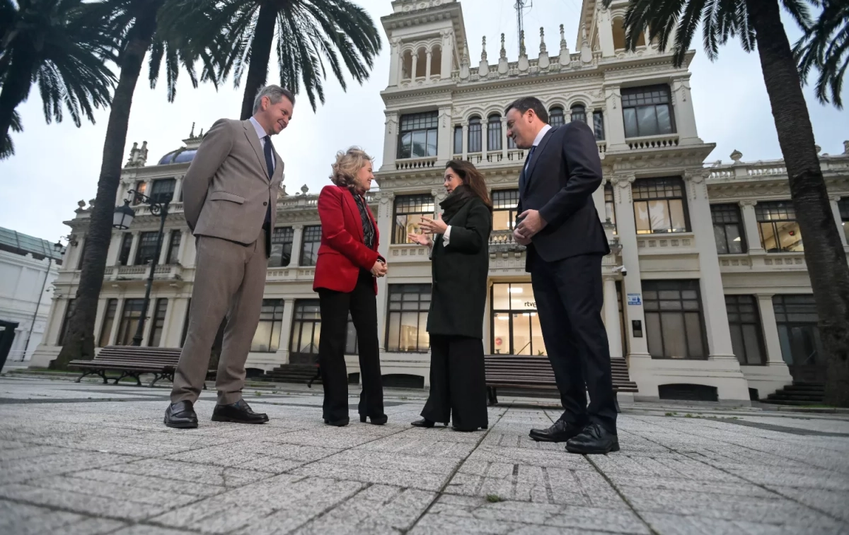 Nadia Calviño junto a varias autoridades de A Coruña en la presentación de la sede de la / EP - M. DYLAN 