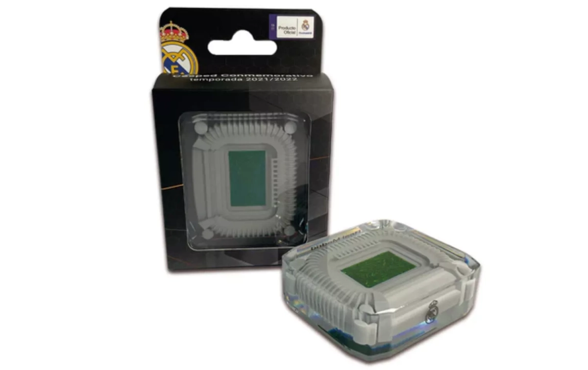 La caja con una porción de césped del Bernabéu / REAL MADRID