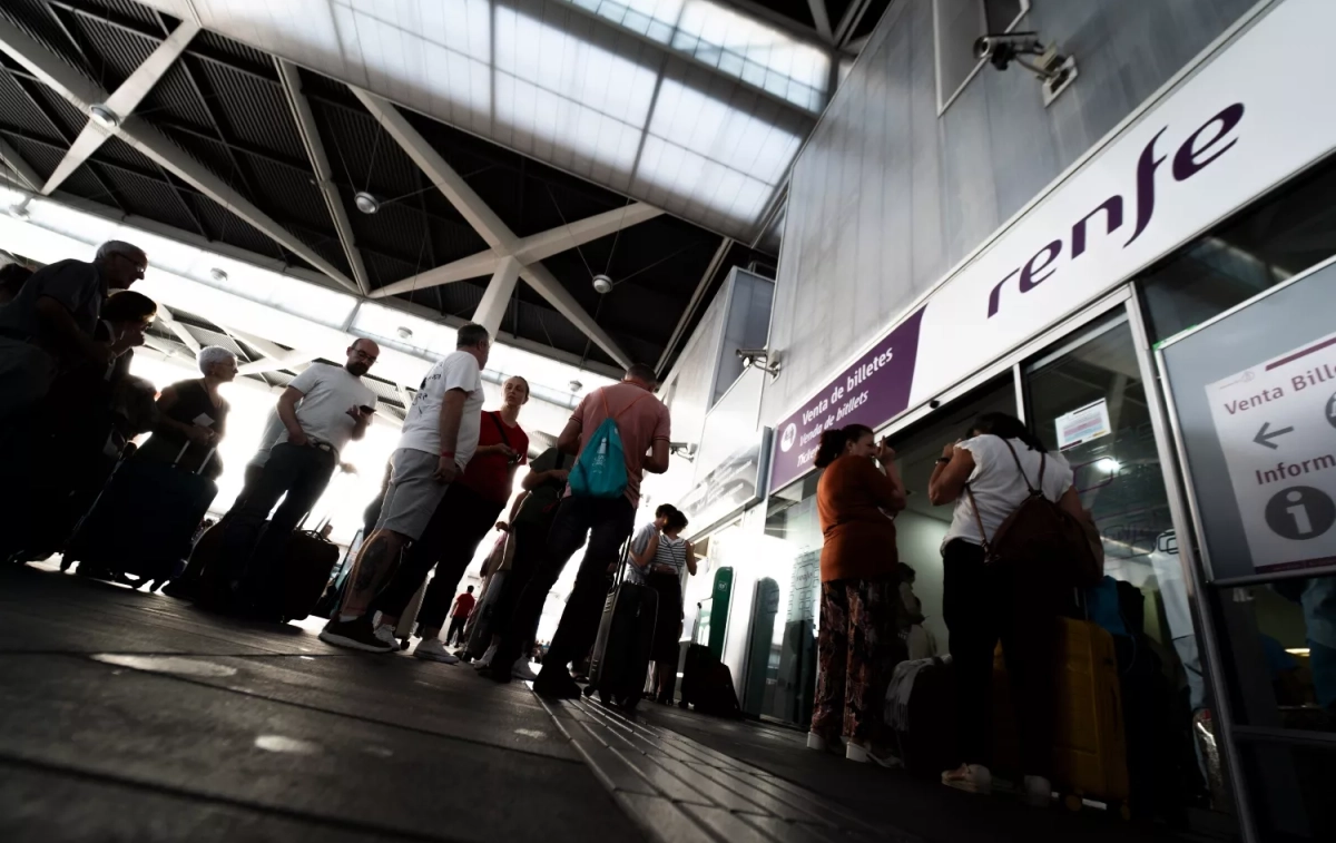 Pasajeros junto a las máquinas de venta de billetes de Renfe en la estación Joaquín Sorolla de Valencia / EP Pasajeros junto a las máquinas de venta de billetes de Renfe en la estación Joaquín Sorolla de Valencia / EP