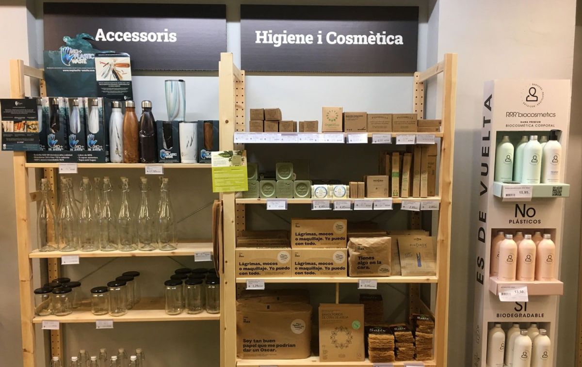 Las estanterías de Linverd con accesorios para hacer la compra y productos ecológicos de higiene y cosmética