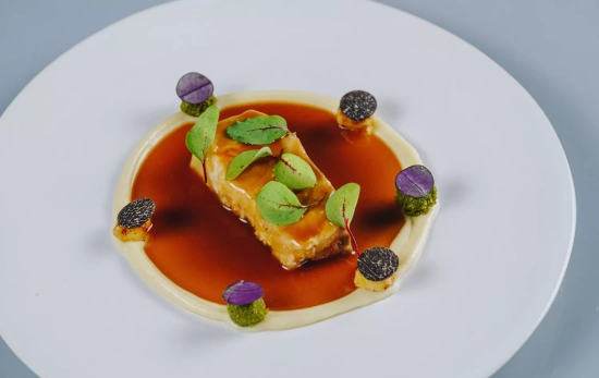 Un plato de esturión, foie y crema de tubérculos de Sollo Restaurante Un plato de esturión, foie y crema de tubérculos de Sollo Restaurante