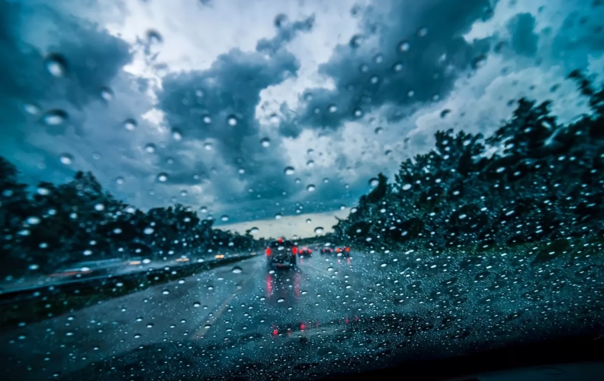Un coche en una carretera con lluvia / PARCLICK