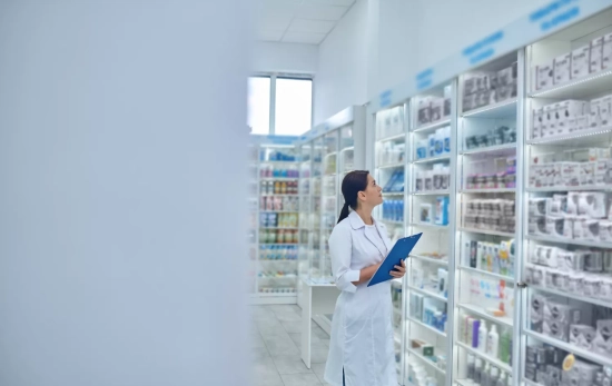 Una persona revisa los medicamentos disponibles en una farmacia / FREEPIK