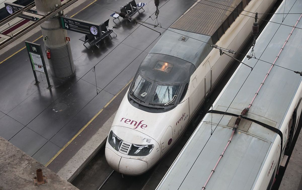 Un tren AVE de Renfe en una estación ferroviaria / EP Un tren AVE de Renfe en una estación ferroviaria / EP