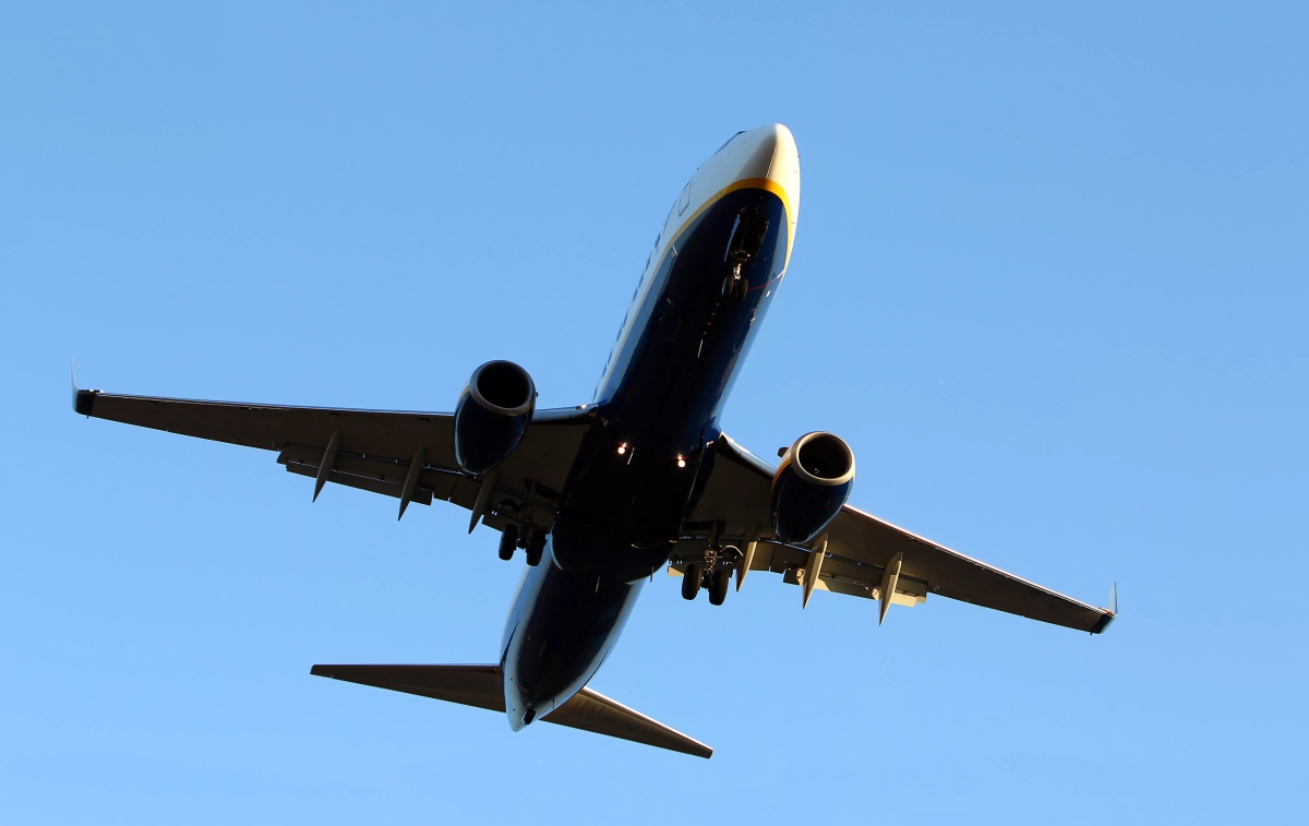 Un avión de una de las aerolíneas más puntuales se dispone a efectuar un aterrizaje / FREEPIK - @Racool_studio Un avión de una de las aerolíneas más puntuales se dispone a efectuar un aterrizaje / FREEPIK - @Racool_studio