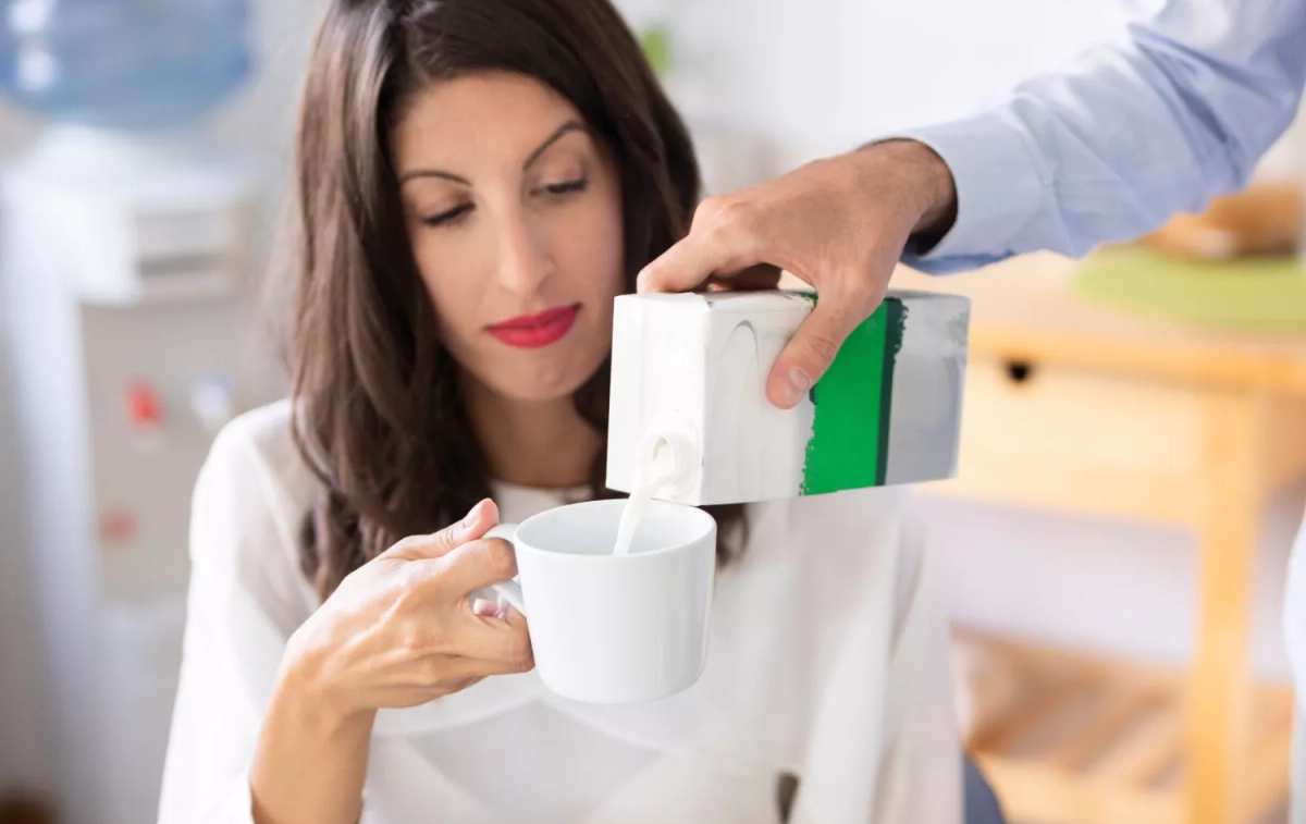 Una persona sirve leche en una taza / FREEPIK Una persona sirve leche en una taza / FREEPIK