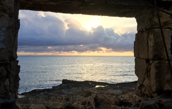 Vista del amanecer desde una casa semiderruida vecina a cala San Esteban TEO CAMINO