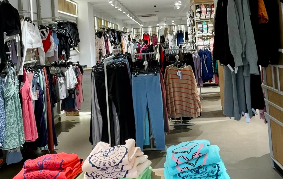 Interior de la tienda Crazy Day Moda / CRAZY DAY MODA Interior de la tienda Crazy Day Moda / CRAZY DAY MODA