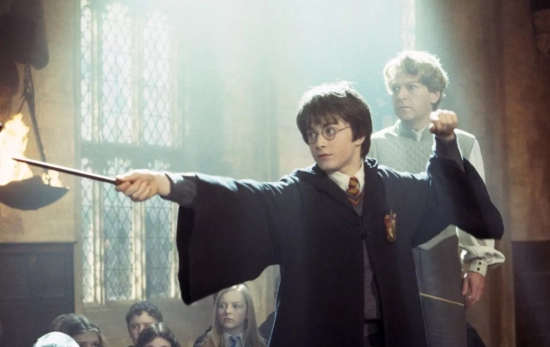 Harry Potter con su varita mágica / WARNER BROS