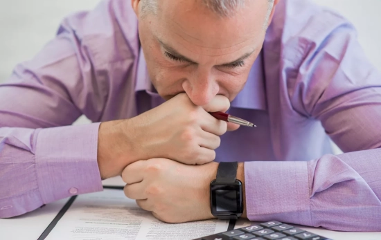 Un hombre angustiado comprueba con una calculadora si tiene una deuda / FREEPIK Un hombre angustiado comprueba con una calculadora si tiene una deuda / FREEPIK