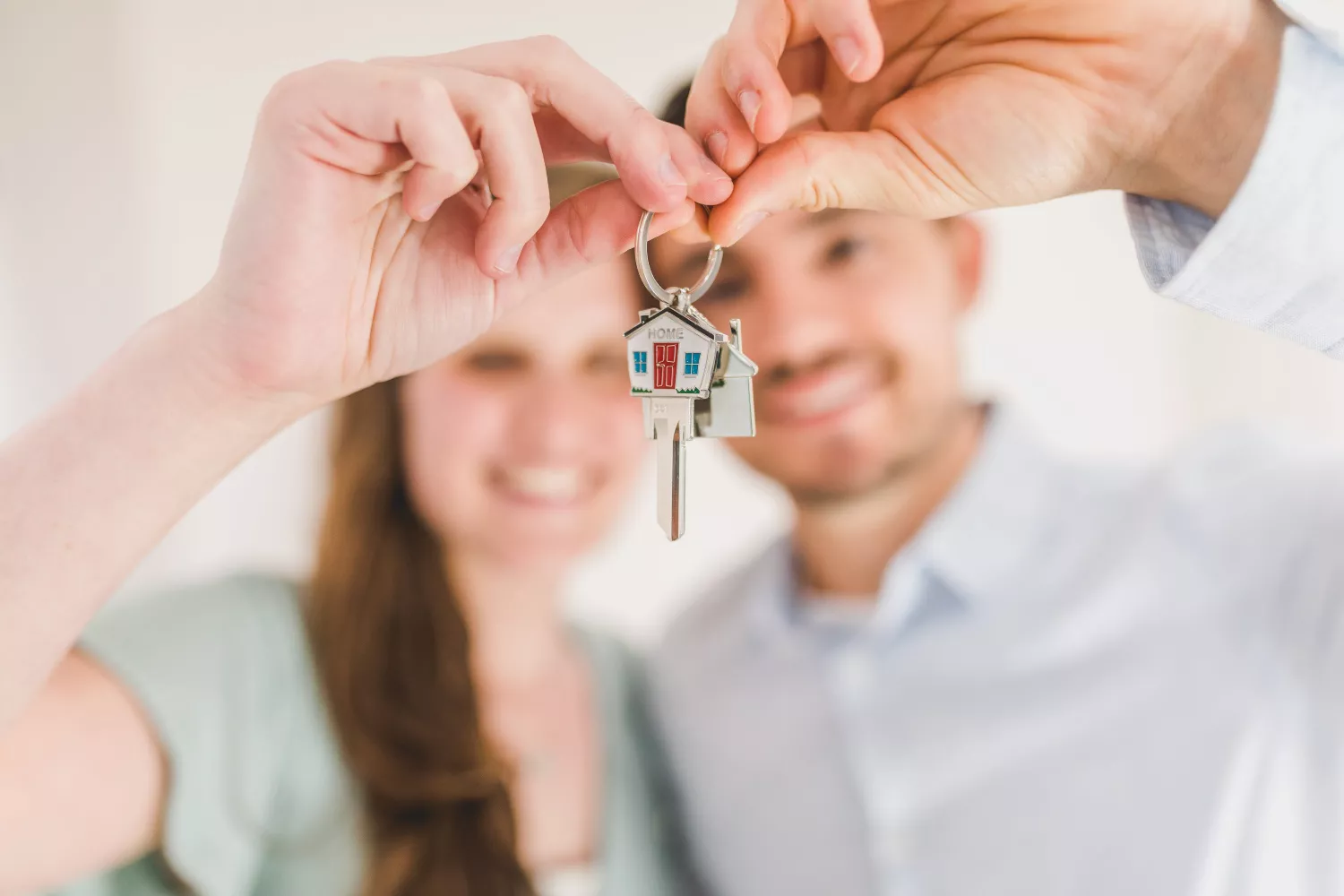 Dos personas con sus llaves tras comprar una vivienda barata / PEXELS