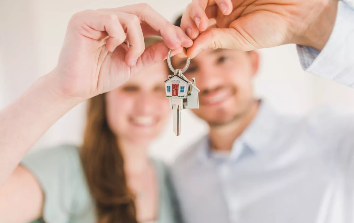 Dos personas con sus llaves tras comprar una vivienda barata / PEXELS
