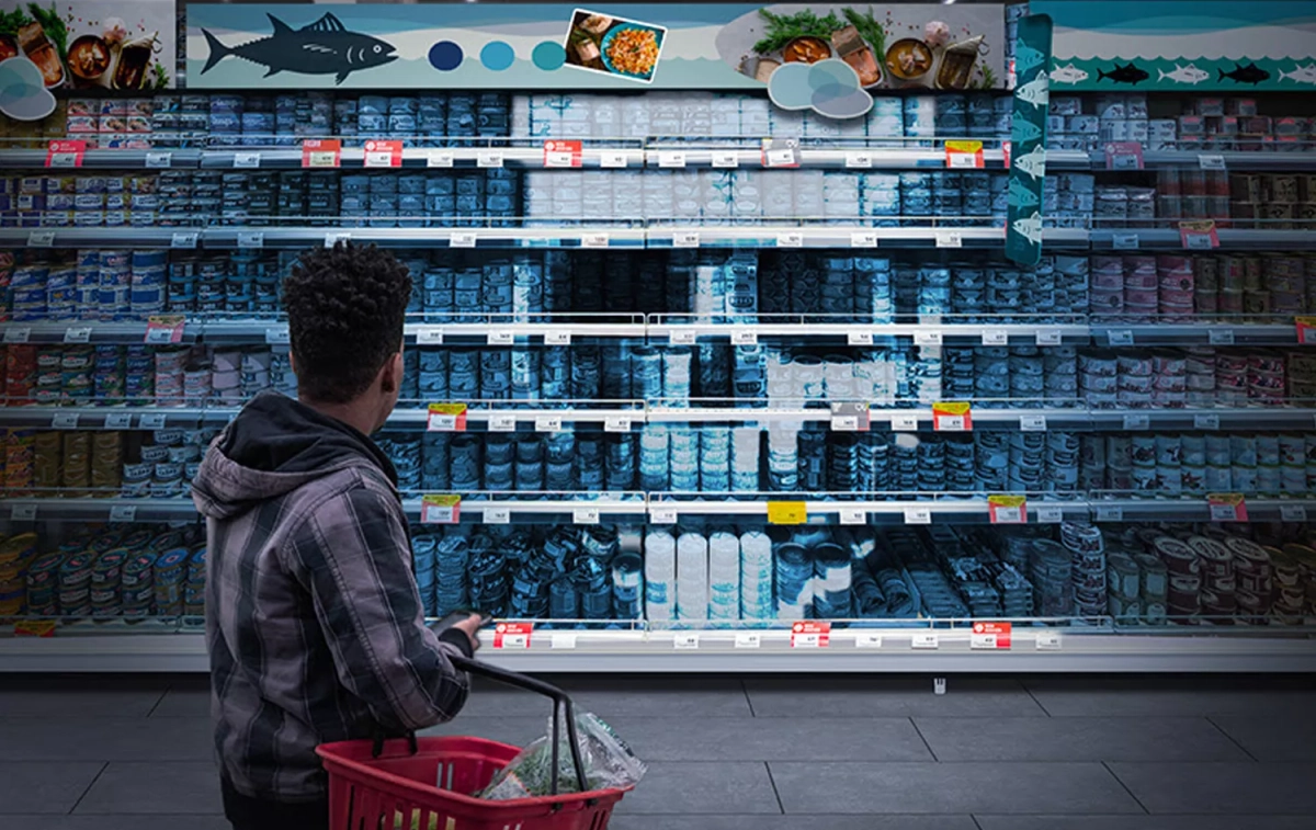 Latas de atún y otros productos en un supermercado / BLOOM Latas de atún y otros productos en un supermercado / BLOOM