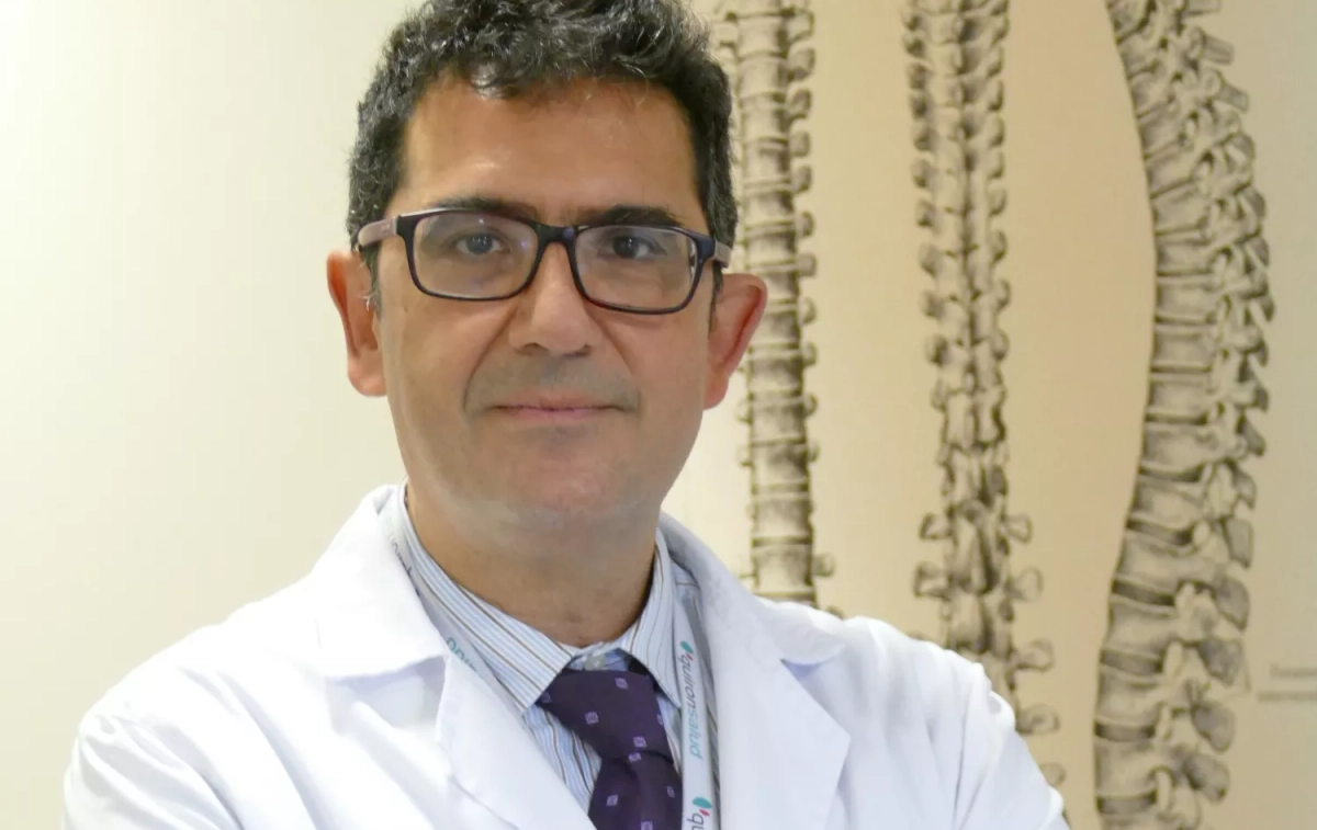 El doctor Ignacio Álvarez García de Quesada, jefe asociado del Servicio de Cirugía Ortopédica y Traumatología del Hospital Universitario Quirónsalud Madrid y responsable de la Unidad de Columna / QUIRÓNSALUD