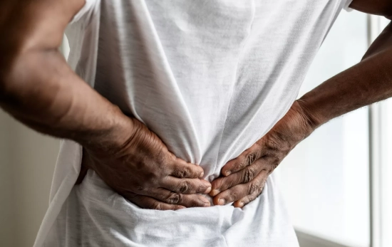 Un hombre sufre dolor de espalda por una hernia discal / FREEPIK Un hombre sufre dolor de espalda por una hernia discal / FREEPIK