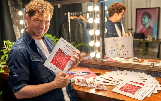 David Bisbal con el jamón de Enrique Tomás / ENRIQUE TOMÁS David Bisbal con el jamón de Enrique Tomás / ENRIQUE TOMÁS