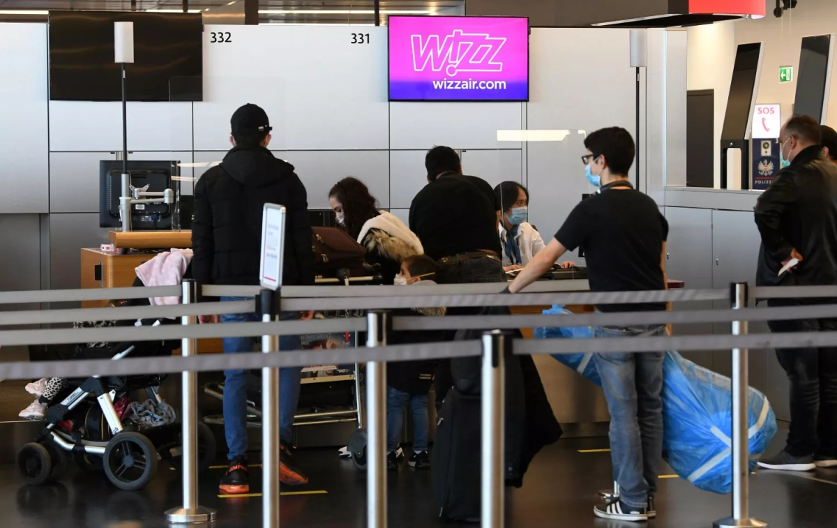 Varias personas frente al mostrador de Wizz Air en un aeropuerto / EP - Helmut Fohringer / APA / DPA