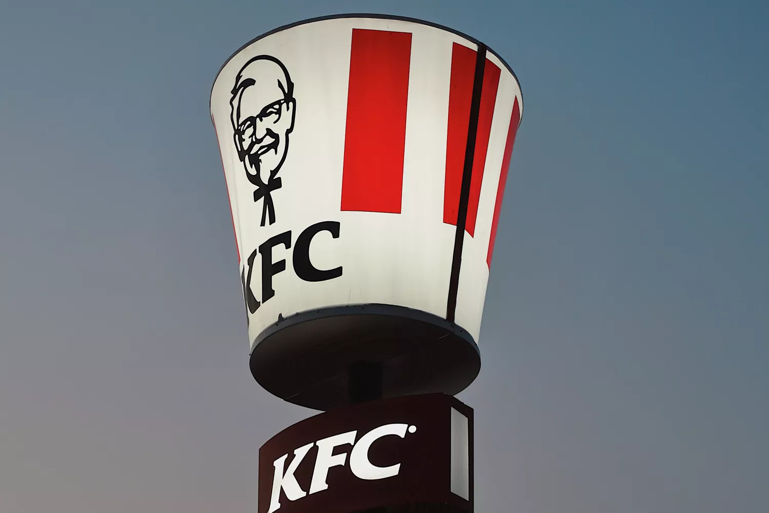 Cartel con el clásico cubo de KFC / UNSPLASH