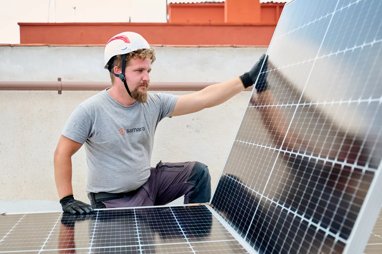 Un operario instala placas solares CEDIDA