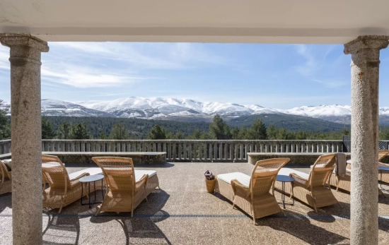 Las impresionantes vistas de la terraza del Parador de Gredos / PARADORES