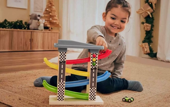 Una niña juega con uno de los juguetes Montessori de Lidl / LIDL Una niña juega con uno de los juguetes Montessori de Lidl / LIDL